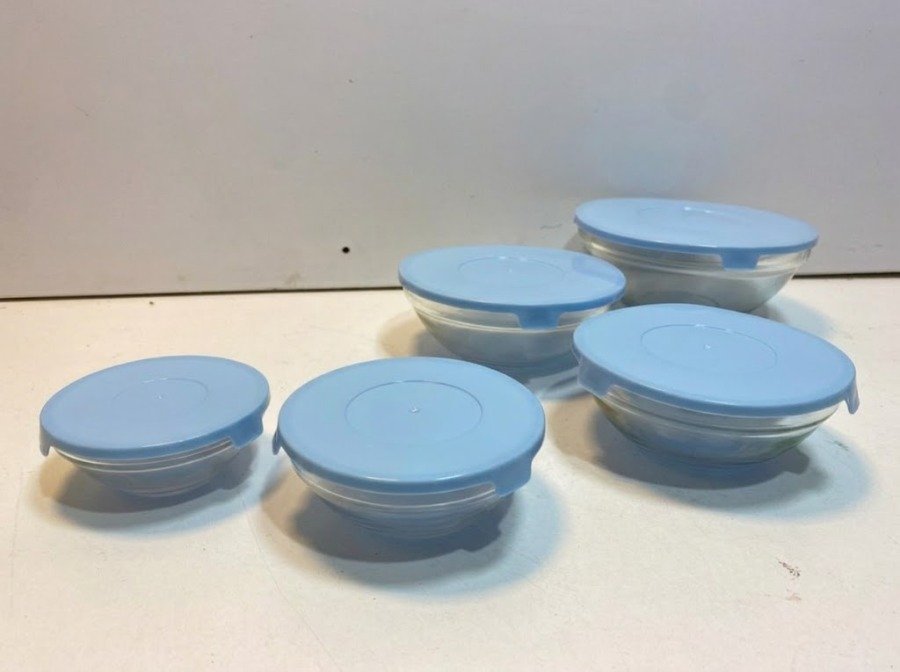 Set de 5 Bowls de Vidrio con Tapas Plásticas Celestes