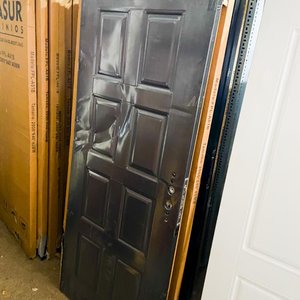 Lote siguiente: Nueve hojas de puerta chapa (frente) color oscuro con averia 193 x 78 cm