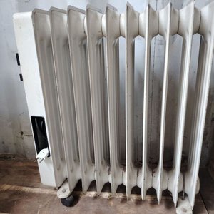 Lote siguiente: Radiador Eléctrico James Blanco con Ruedas