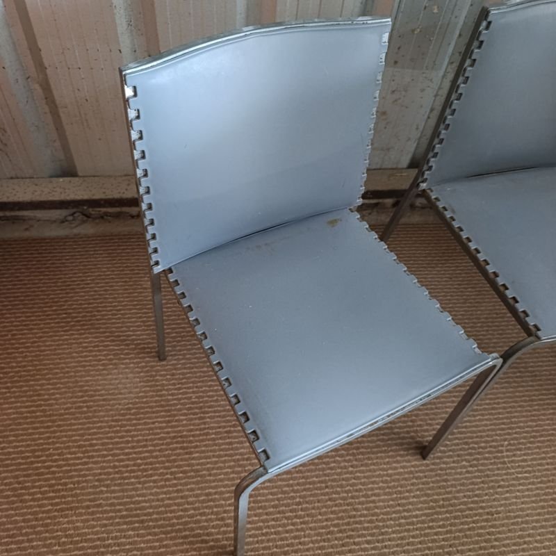 Sillas con estructura metálica y asiento en polipropileno de color gris apilables - imagen 4