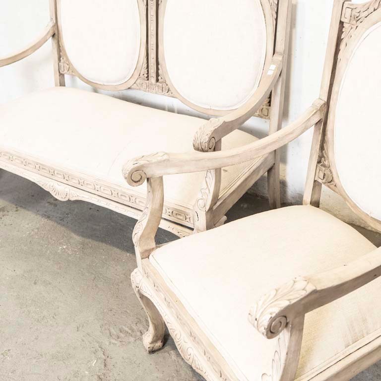 Sofá y sillones de tres piezas, tallados y pintados, con detalles en la madera y la pintura - imagen 3