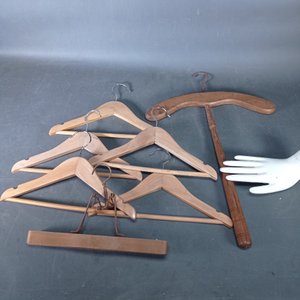 Lote de Perchas de Madera con Publicidad - Variedad de Formas y Tamaños - imagen 5