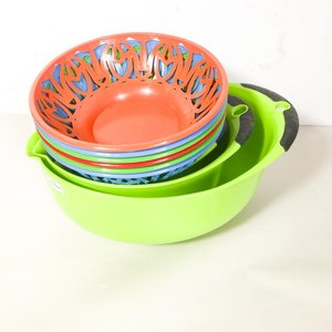 Lote siguiente: Juego de 9 Ensaladeras y Paneras Plásticas de Colores