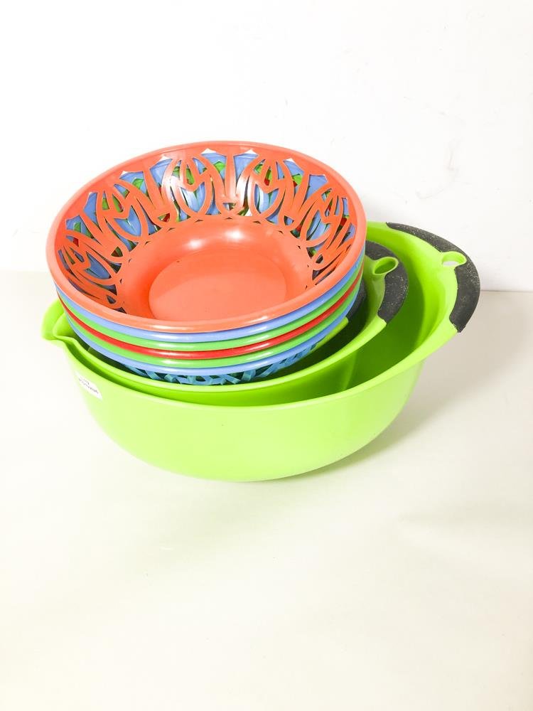 Juego de 9 Ensaladeras y Paneras Plásticas de Colores