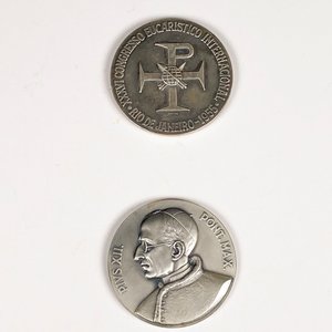 Dos Medallas Metálicas Congreso Eucarístico Internacional Río de Janeiro 1955 con Estuche - imagen 5