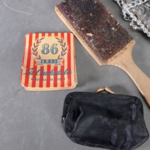 Set de 4 Accesorios de Cuero y Tela: Cartera, Cepillo y Más - imagen 3