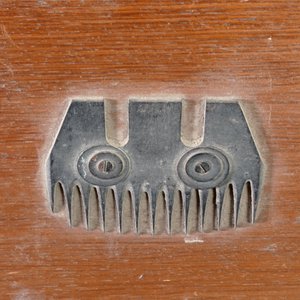 Revistero de Madera con Adorno de Peine de Esquilador - imagen 3