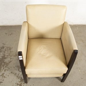 Butaca Beige Tapizada en Cuerina con Detalles en Madera Oscura - imagen 2