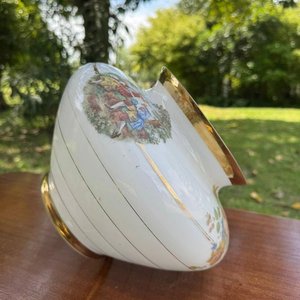 Centro de Mesa de Cristal Opalino con Diseño Barroco y Borde Dorado - imagen 4