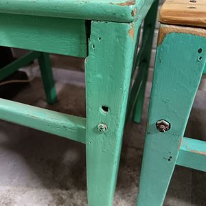 Tres Sillas Antiguas de Madera con Asiento de Pino - imagen 6