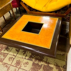 Mesa de centro cuadrada con tapa de madera y hueco central - imagen 2