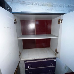 Lote siguiente: Mueble Auxiliar Blanco 2 Puertas con Estante y Detalle en Manija