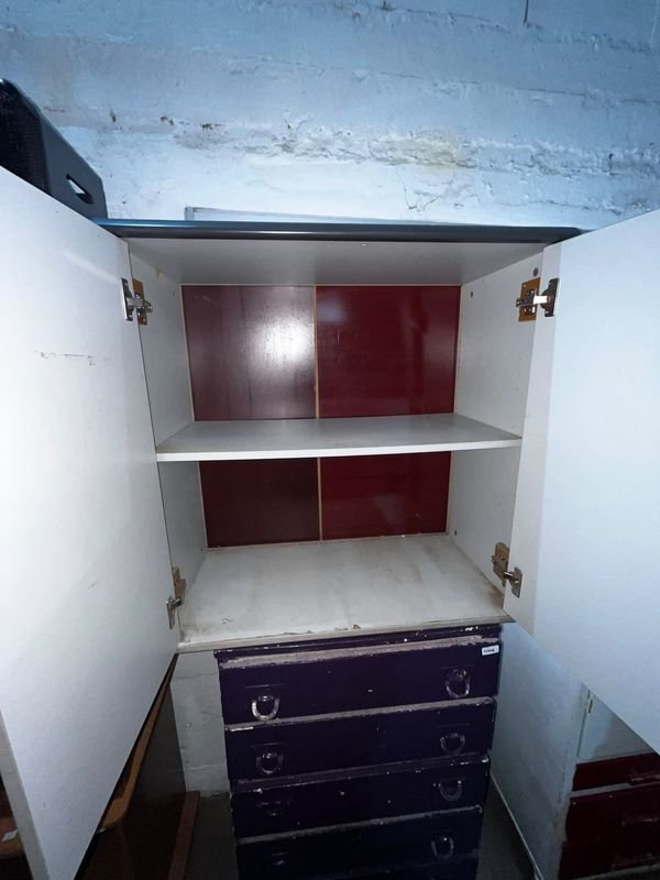 Mueble Auxiliar Blanco 2 Puertas con Estante y Detalle en Manija