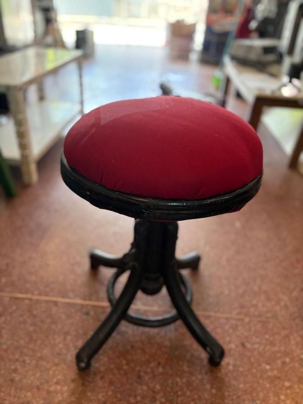 Lote anterior: Butaca de madera tapizada - 50 cm alto