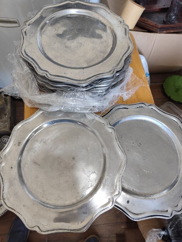 BUEN LOTE DE 12 PLATOS EN PELTRE - imagen 2