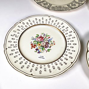Cuatro Platos de Loza Inglesa "Cresta" y "Wood's Ivory Ware" con Decoración Floral y Bordes Dorados - imagen 4