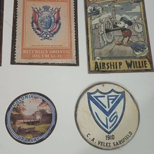 Lote de 8 Chapas Vintage Temáticas: Mickey Mouse, Uruguay, Velez Sarsfield y Más - imagen 3