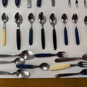 Lote de Cubiertos Metálicos y Cubierteros de Plástico - imagen 10