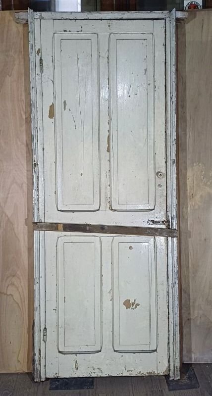 Puerta de madera con problemas de pintura y desgaste - imagen 6
