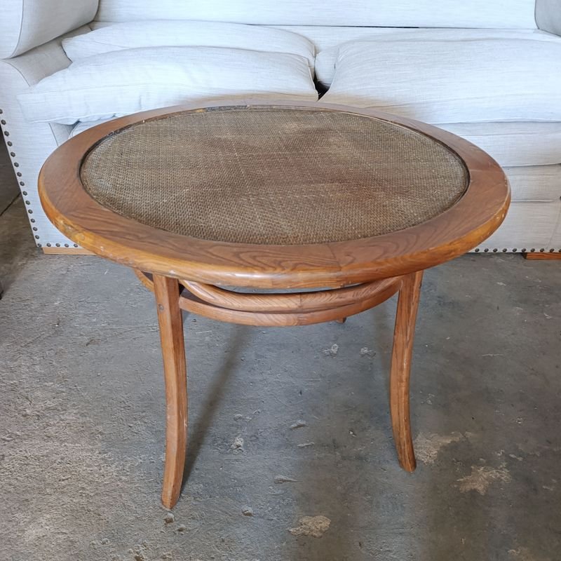 Lote siguiente: Mesa Estilo Thonet con centro en esterilla natural