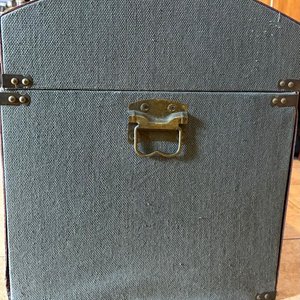 Baúl Antiguo Decorativo con Tapa Curva y Detalles en Cuero - imagen 5