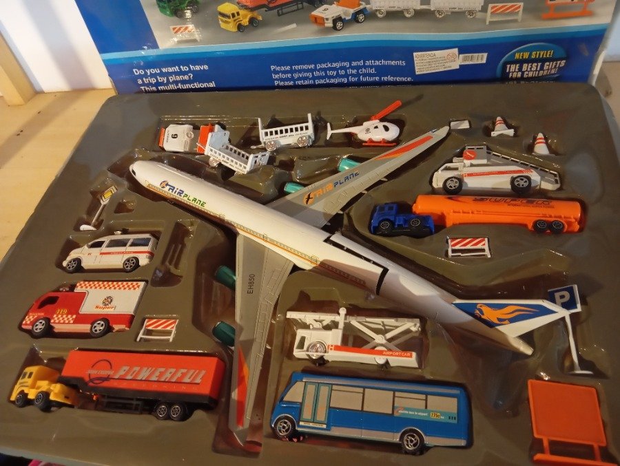 Juego de Aeropuerto con Avión Roto y Juguetes Sin Uso - imagen 4