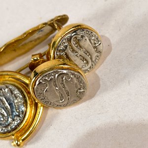 Lote de 5 piezas de joyería: par de caravanas, dije y prendedor - imagen 3