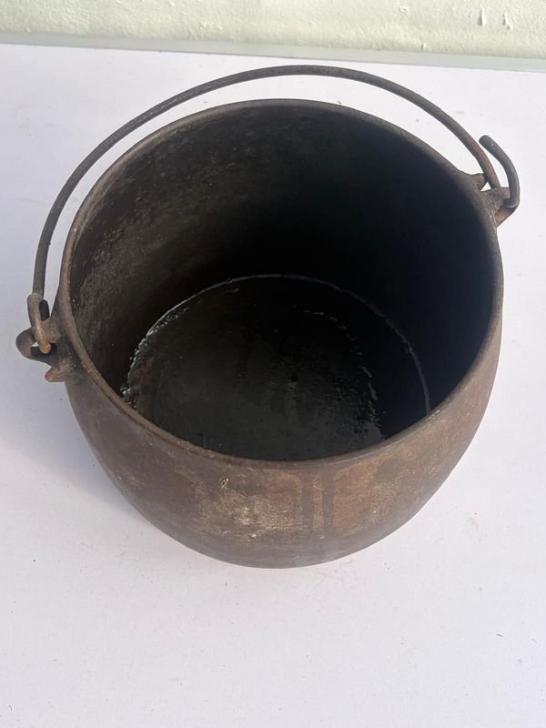 Olla Antigua de Hierro Fundido con Asa Móvil - imagen 1