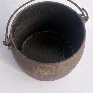 Olla Antigua de Hierro Fundido con Asa Móvil - imagen 1