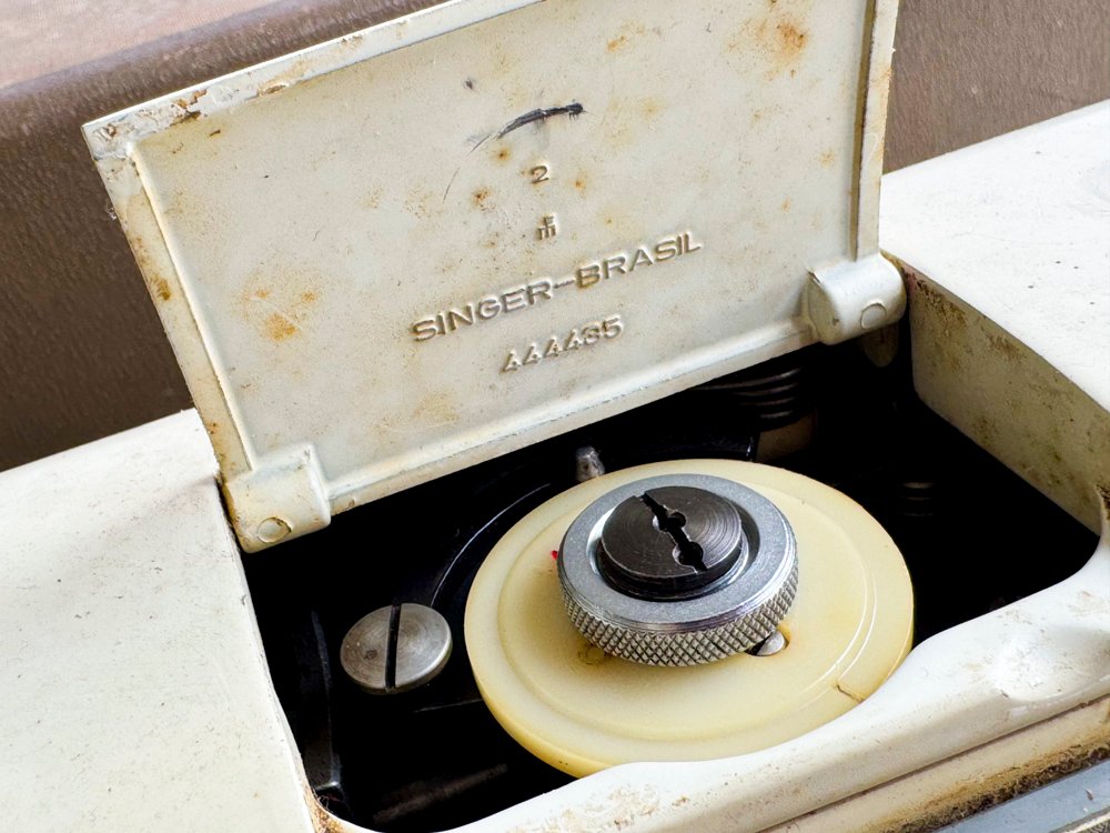 Maquina de coser Singer con llaves en estuche - imagen 4