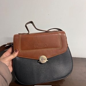 Cartera de cuero marrón y negro con detalles dorados - imagen 4