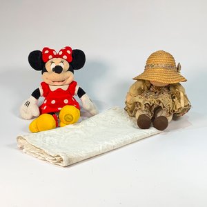 Lote de 3 piezas: Muñeca musical, figura Minnie y mantel de hilo - imagen 1