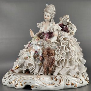 Figura de Porcelana Capodimonte: Dama con Perro y Detalles Florales - imagen 11