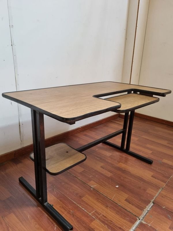 Escritorio Con Bandeja y Silla de Oficina - imagen 3