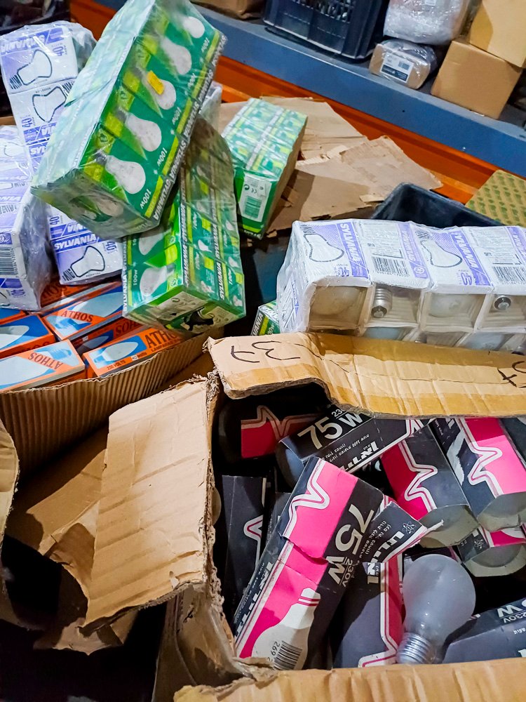 Lote: 77 lamparas R63 75 w , 100 lamparas tipo vela 40w, 37 lamparas 75w E27, 80 lámparas de 40 y 100 w, 30 dicroicas 35 w