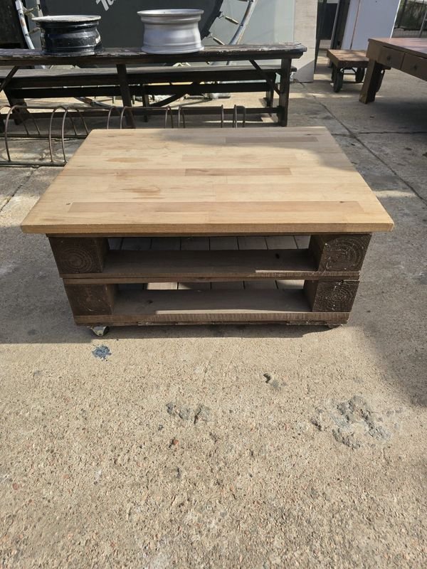 Mesa Ratona Rústica de Pallets con Ruedas
