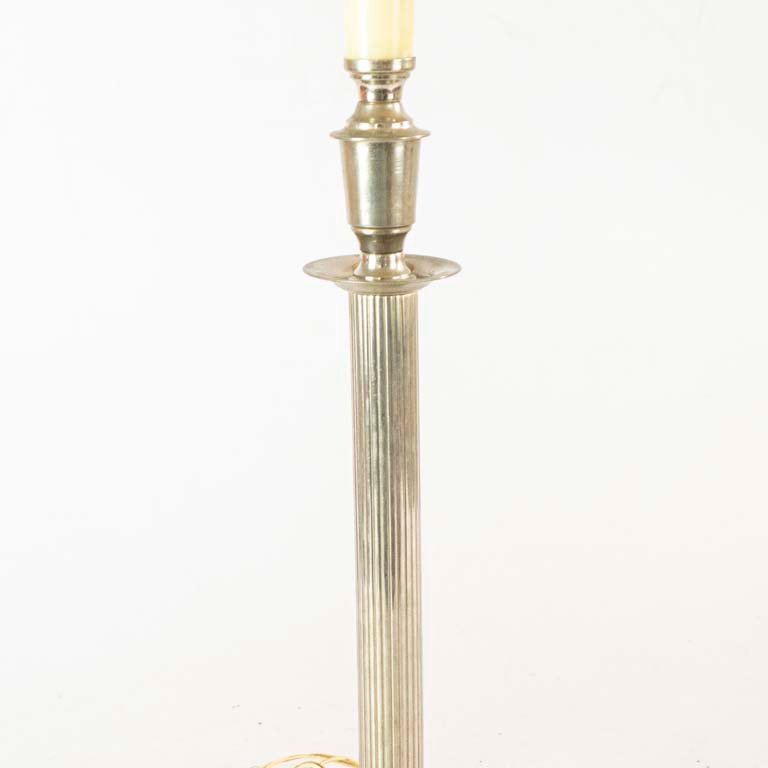 Lámpara de metal con columna estriada y pantallita - imagen 2