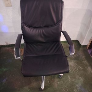 Silla de Oficina Negra con Ruedas y Brazos - imagen 2