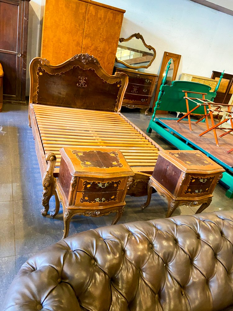 Juego de Dormitorio Estilo Luis XV con Mesitas de Luz