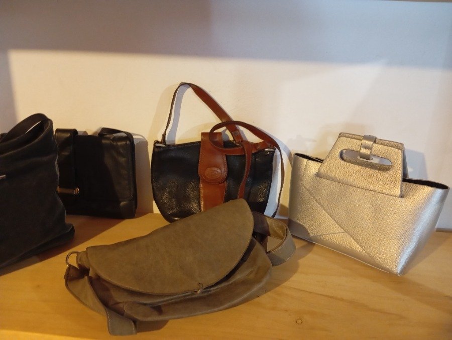 Lote anterior: Colección de bolsos y carteras variados