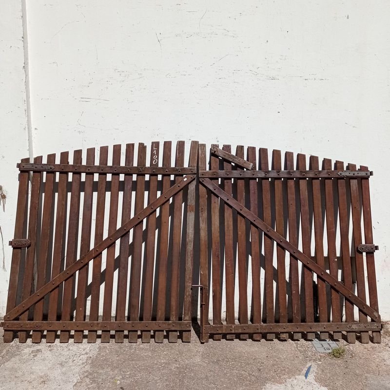 Lote siguiente: Portón de dos hojas en madera dura para venta