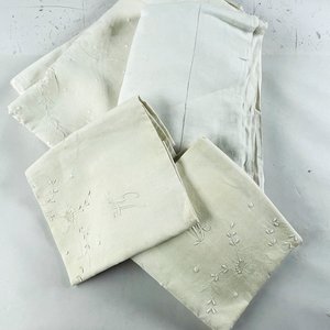 Lote de Textiles Blancos: Mantel, Sábana y Servilletas Bordadas - imagen 2