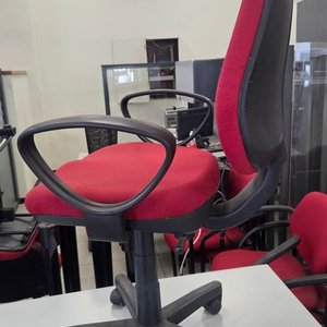 Silla de Oficina Roja con Ruedas - imagen 2