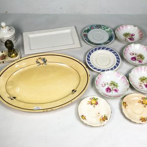 Lote siguiente: Lote de Porcelana: Bandeja Oval Floral, Platos, Azucarero y Cenicero