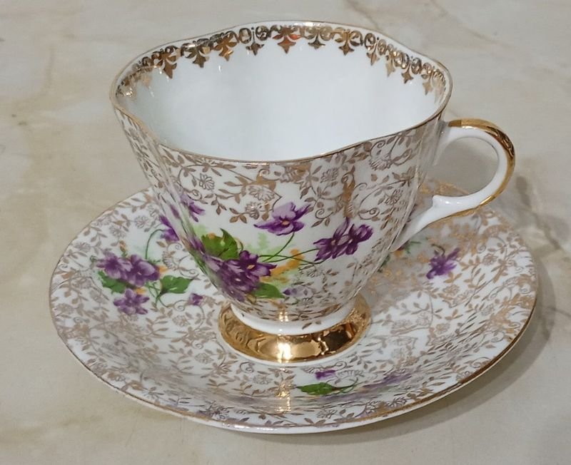 Lote anterior: Taza y platillo de porcelana inglesa bone china