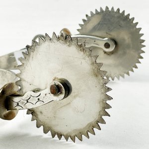 Par de espuelas con rodajas en metal de 17 x 9 cm - imagen 2