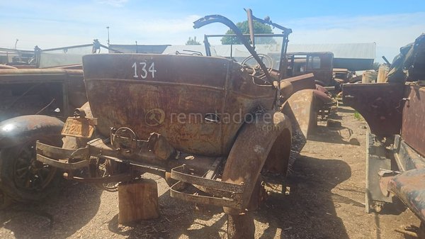 Antiguo Automóvil Rústico para Restaurar