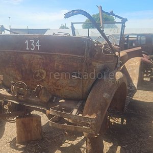 Lote anterior: Antiguo Automóvil Rústico para Restaurar