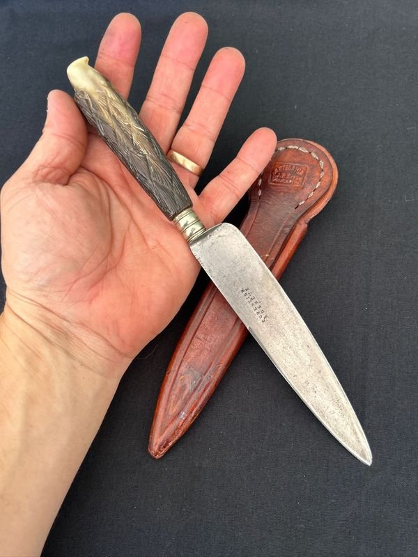 Cuchillo verijero inglés de época con tallado en guampa