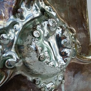 Águeda Dicancro Obra Abstracta en Vitrofusión con Relieves y Tonos Espejados - imagen 9